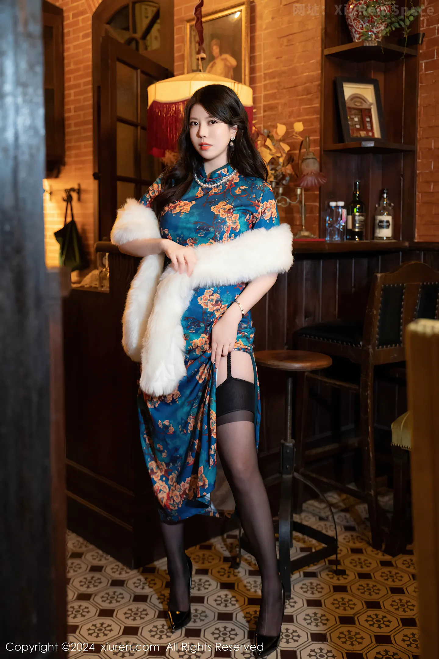 图片[2]-[XiuRen秀人网]VOL.8476 模特白茹雪性感深色旗袍露红色内衣配黑丝袜秀完美身材诱惑写真60P-秀人网官方网站